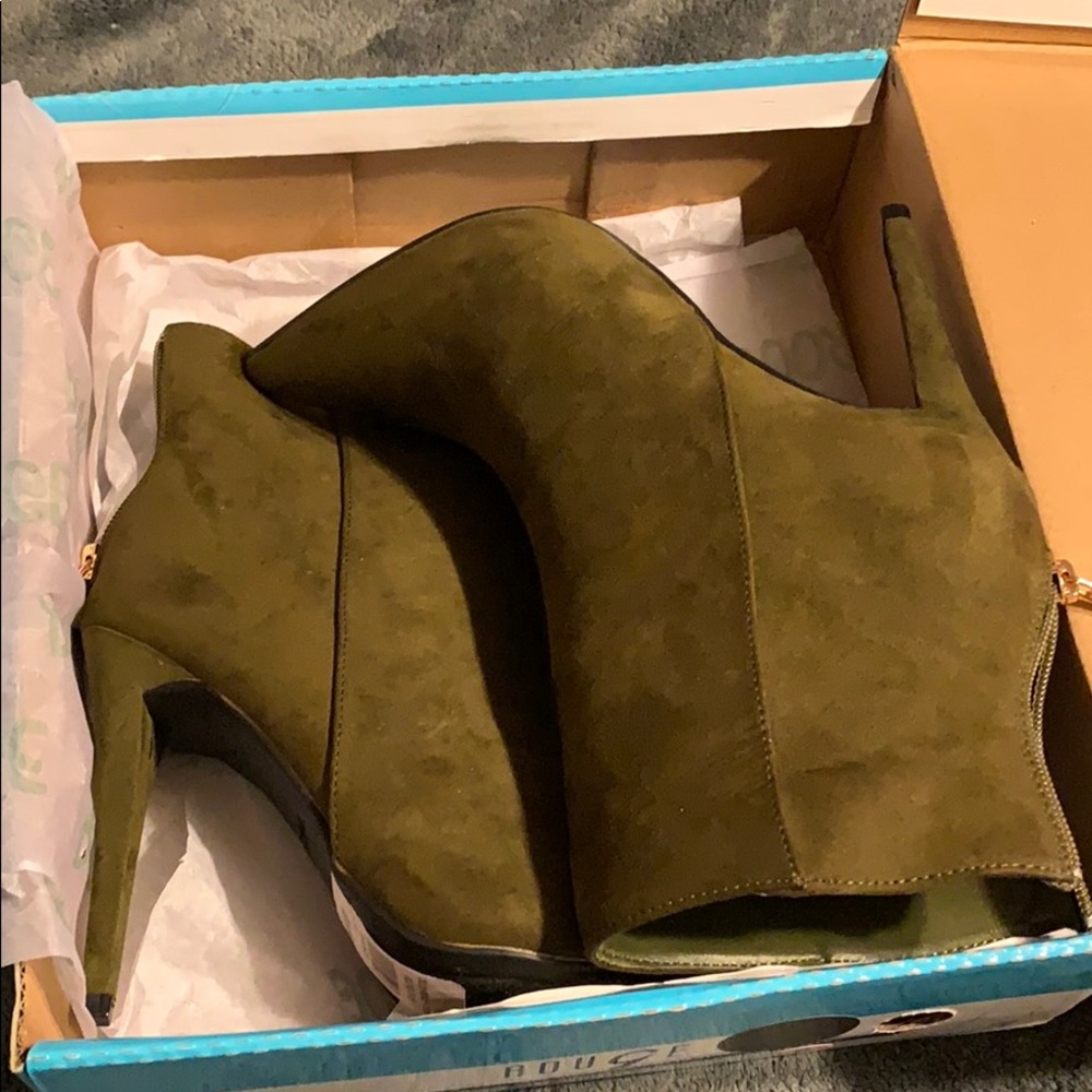 W Size 8 olive bootie